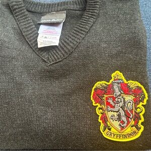 Harry Potter insignia Gryffindor kids sweater. Sz XL. Not itchy for most 100poly